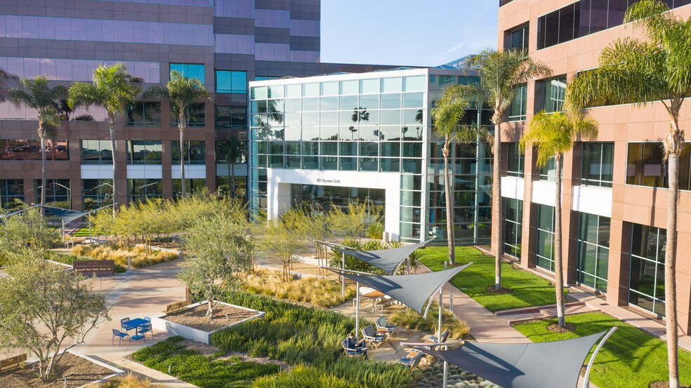 100 Bayview Cir, Newport Beach, CA à louer - Photo du bâtiment - Image 3 de 19