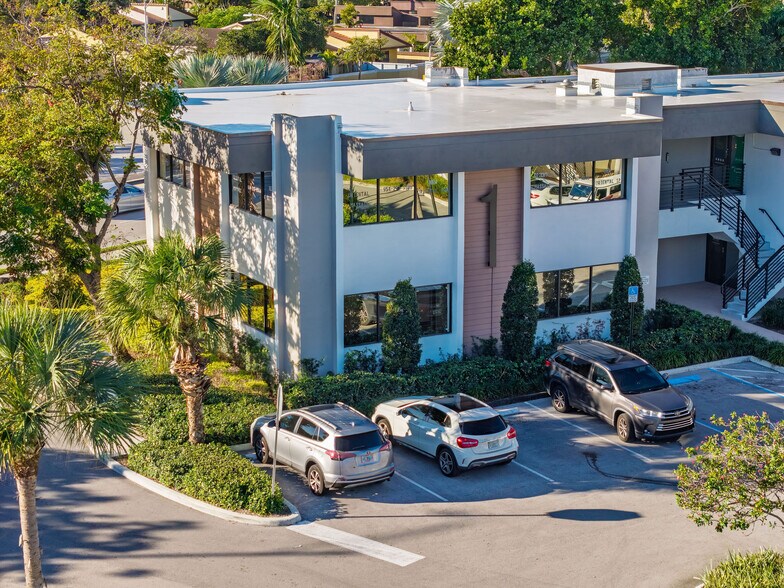 1021 Ives Dairy Rd, Miami, FL à louer - Photo du bâtiment - Image 2 de 23