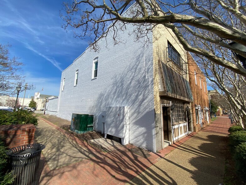 16 W Queens Way, Hampton, VA à louer - Photo du bâtiment - Image 2 de 4