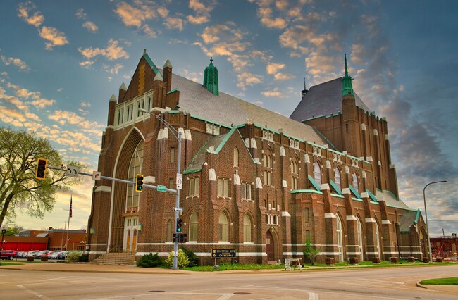 More details for 400 NE Perry Ave, Peoria, IL - Sports & Entertainment for Sale