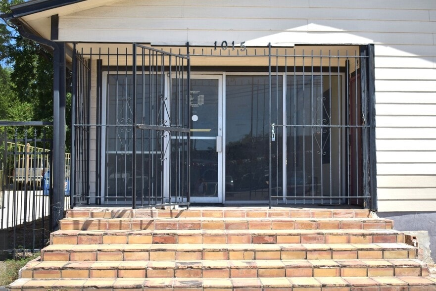 1015 W Hildebrand Ave, San Antonio, TX for sale - Building Photo - Image 2 of 8