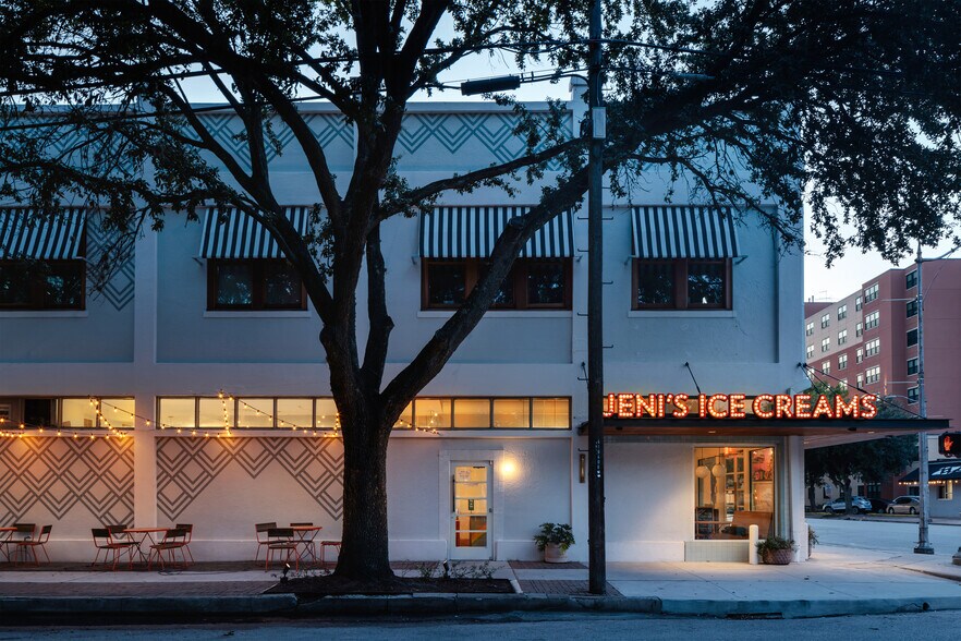 373-375 W 19th St, Houston, TX à louer - Photo du bâtiment - Image 2 de 9