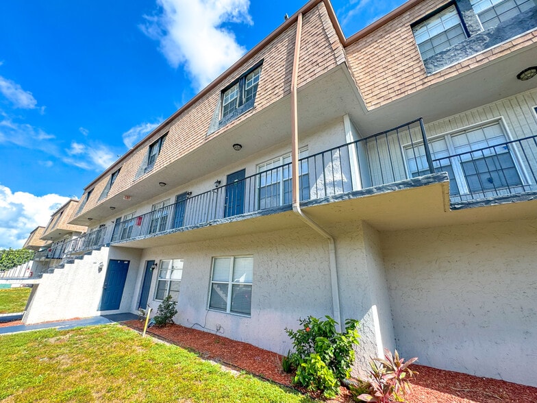 3901 36th Ct, West Palm Beach, FL à vendre - Photo du bâtiment - Image 3 de 25