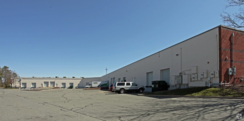 5600-5626 Eastport Blvd, Richmond, VA for lease - Building Photo - Image 2 of 27