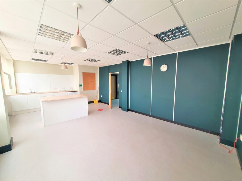 701 Chester Rd, Manchester for lease - Interior Photo - Image 3 of 7