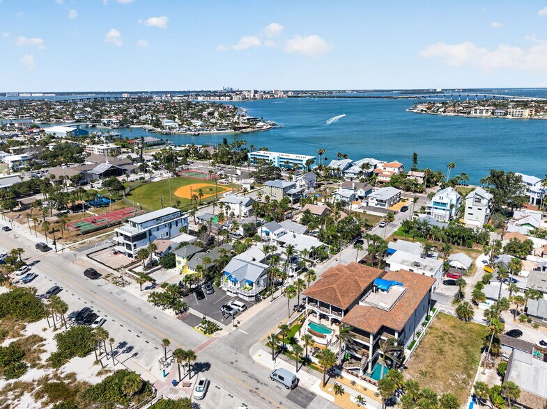 109 14th Ave, St Pete Beach, FL à vendre - Photo du bâtiment - Image 2 de 37