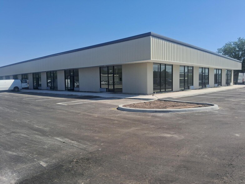 2501 Old Dixie Hwy, Kissimmee, FL à louer - Photo du bâtiment - Image 2 de 7