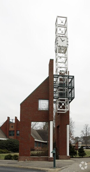 735 Thimble Shoals Blvd, Newport News, VA à louer - Photo du bâtiment - Image 3 de 8