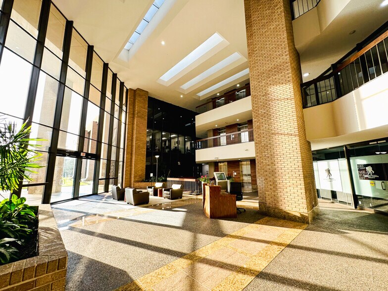 4550 Post Oak Place Dr, Houston, TX à vendre - Hall d’entrée - Image 3 de 9