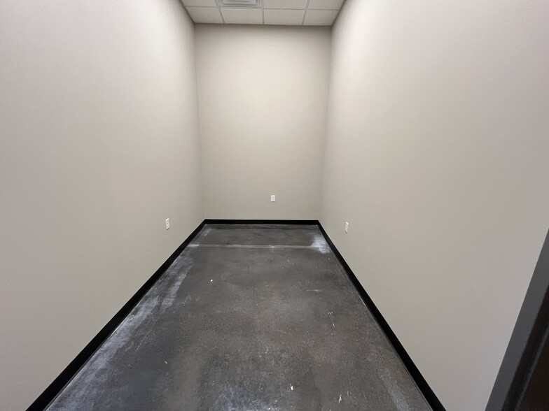 2316 S 17th St, Wilmington, NC for lease - Building Photo - Image 3 of 9