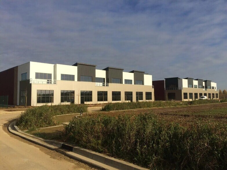 Flex in Saint-Pierre-du-Perray for sale - Building Photo - Image 2 of 8