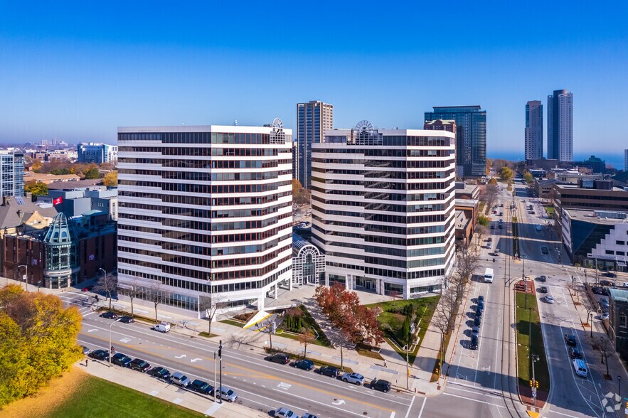 330 E Kilbourn Ave, Milwaukee, WI à louer - Aérien - Image 1 de 22
