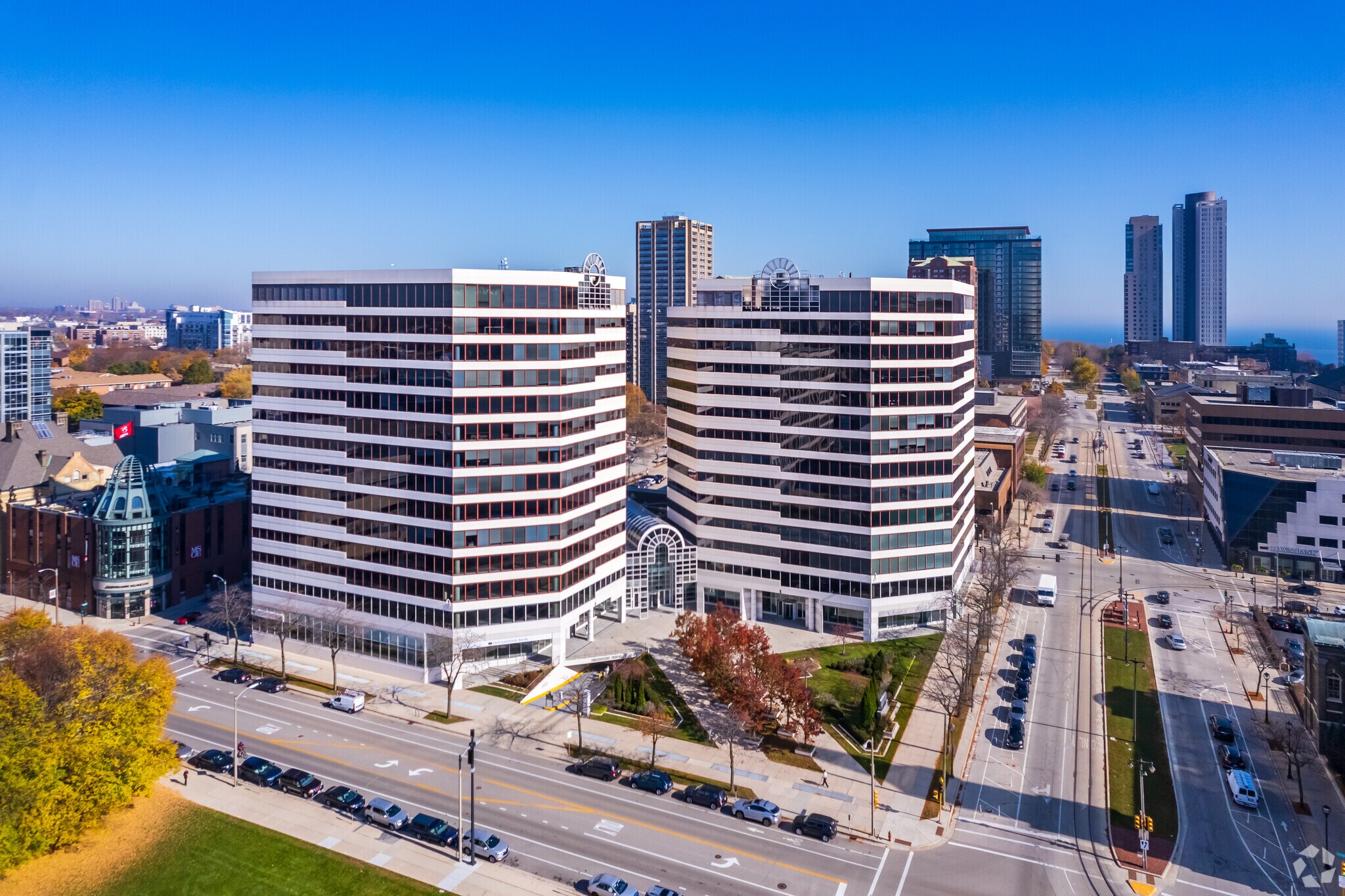 330 E Kilbourn Ave, Milwaukee, WI for lease Aerial- Image 1 of 23