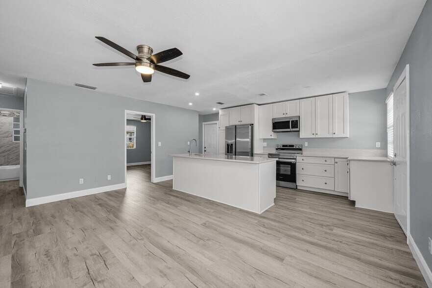 1231 Illinois Ave, Palm Harbor, FL à vendre - Photo du bâtiment - Image 2 de 81