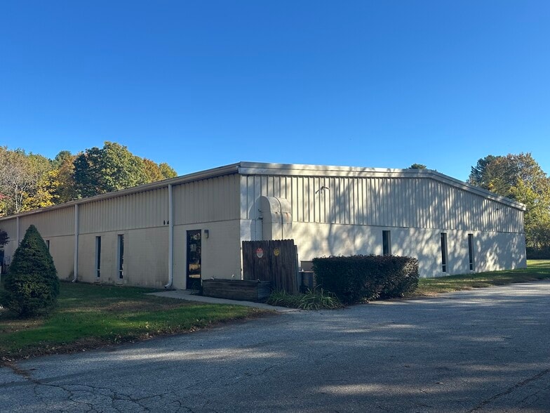 24 Doring Dr, Killingly, CT à louer - Photo principale - Image 1 de 4