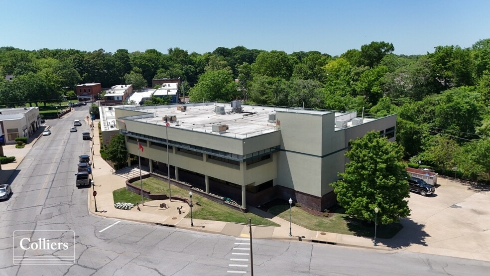 305 E Main St, Siloam Springs, AR for sale - Building Photo - Image 1 of 21