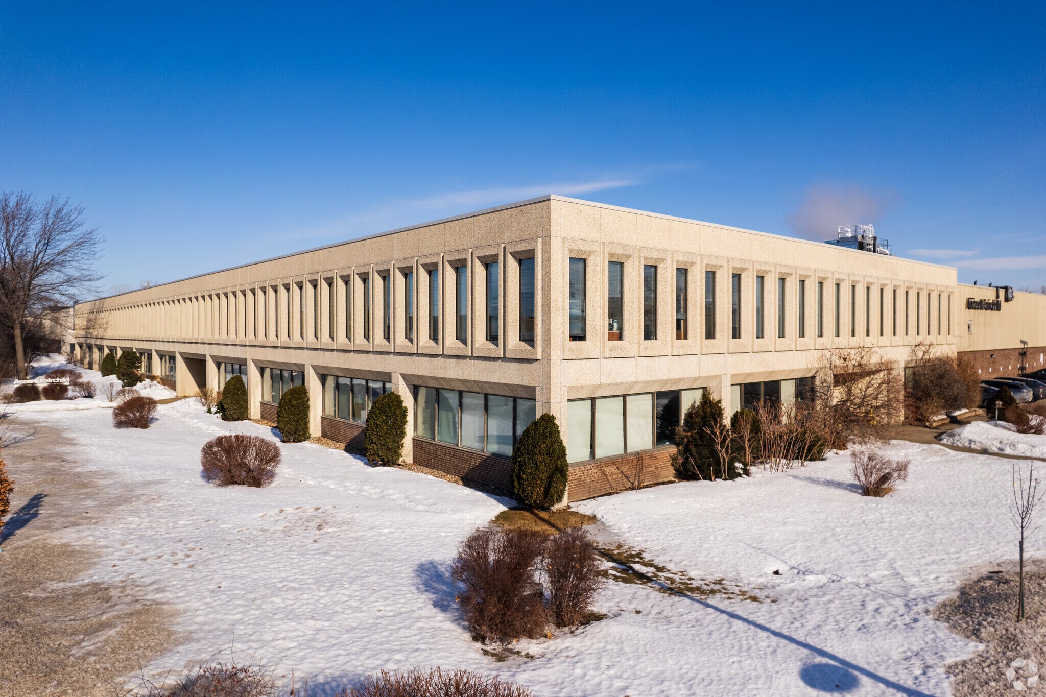 5151-5171 Boul Thimens, Montréal, QC for lease Primary Photo- Image 1 of 6