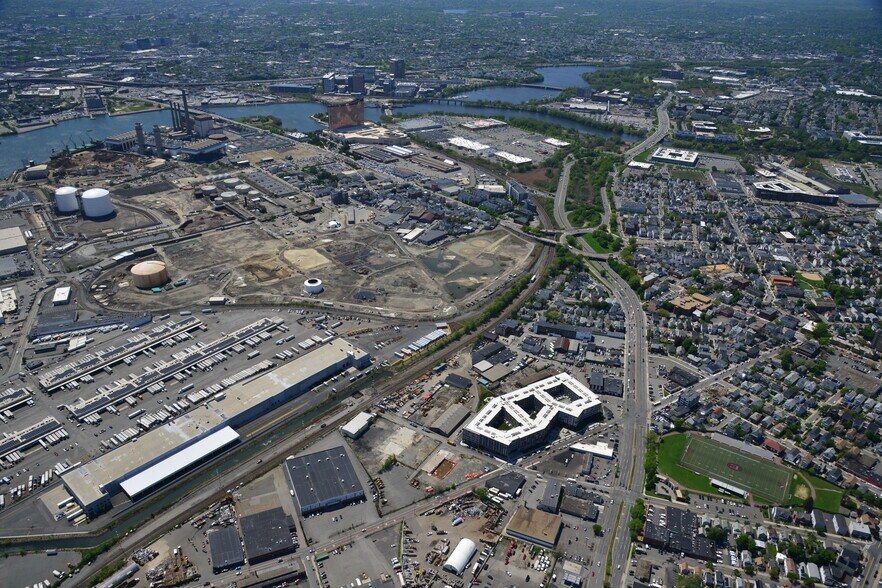 114 Spring St, Everett, MA à vendre - Photo du bâtiment - Image 3 de 7