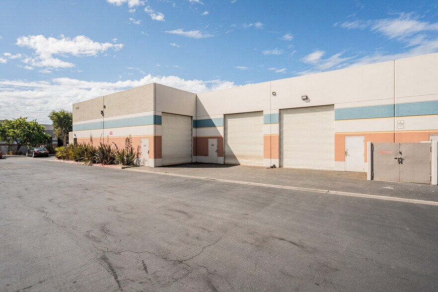 1937 Goodyear Ave, Ventura, CA à louer - Photo du bâtiment - Image 3 de 32