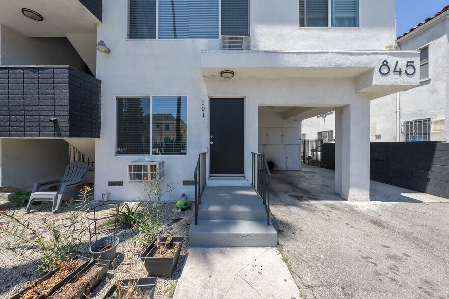 845 S Kenmore Ave, Los Angeles, CA à vendre - Photo du bâtiment - Image 2 de 12