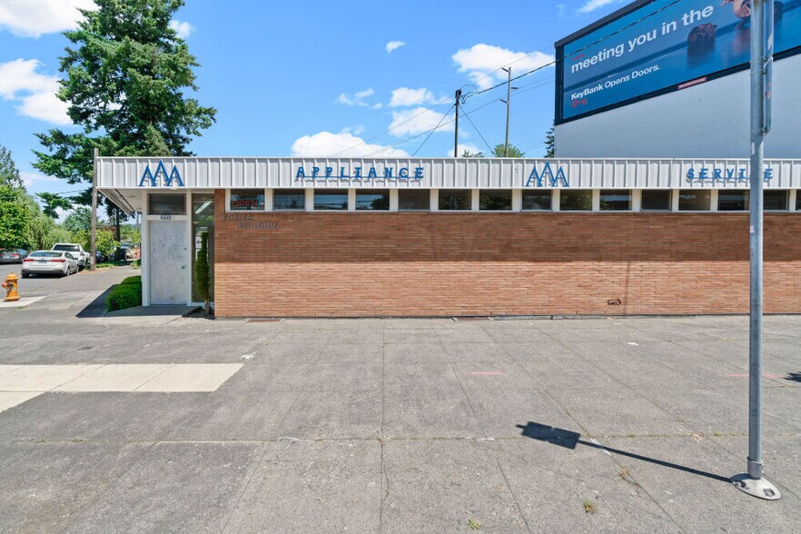 6601 SE Foster Rd, Portland, OR à vendre - Photo du bâtiment - Image 2 de 22