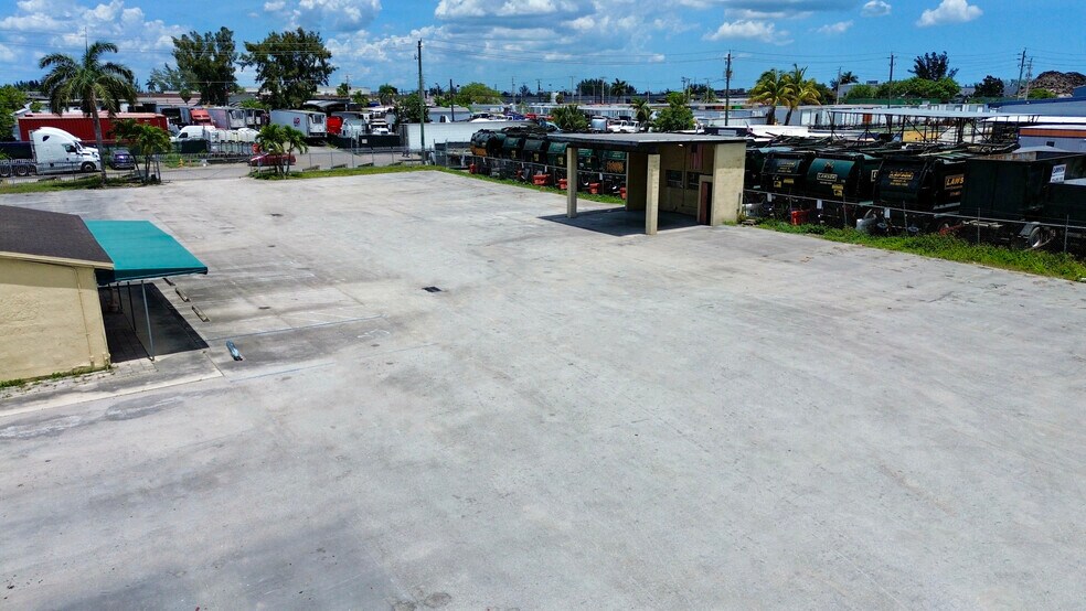 9140 NW 96 St, Medley, FL à louer - Photo du bâtiment - Image 3 de 6