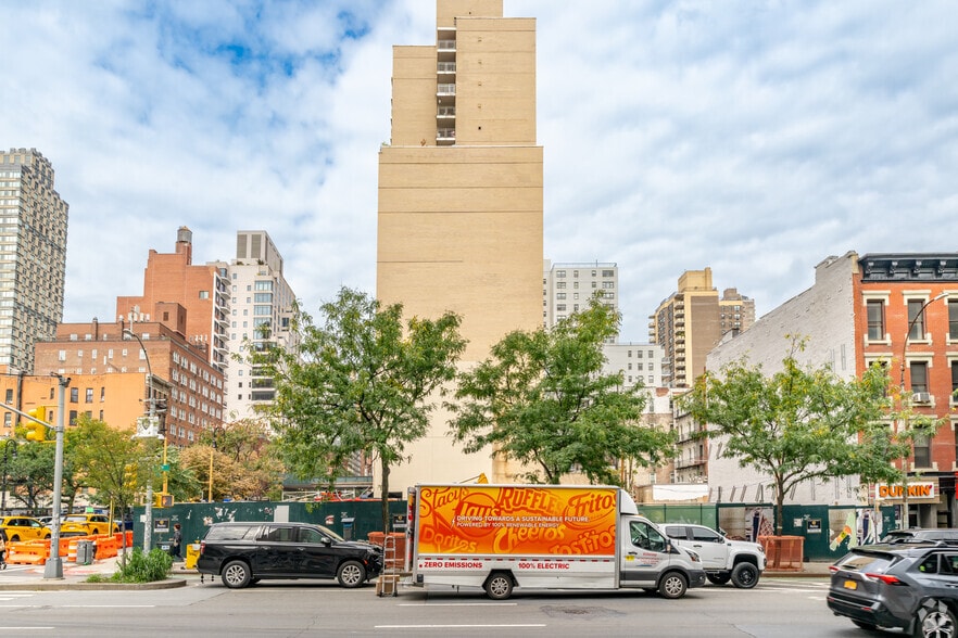 1655 1st Ave, New York, NY for lease - Building Photo - Image 2 of 2