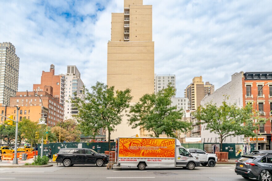 1655 1st Ave, New York, NY à louer - Photo du bâtiment - Image 2 de 2