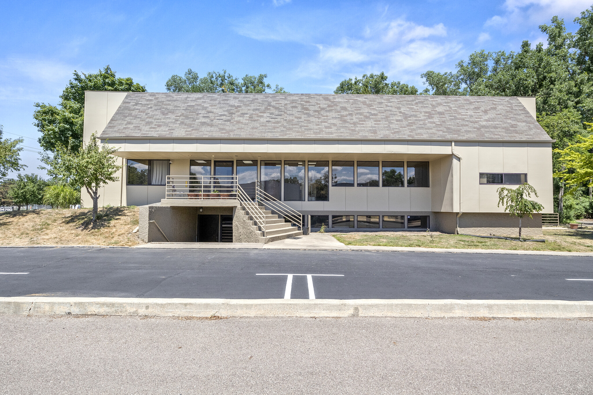 24724 Lahser Rd, Southfield, MI for lease Building Photo- Image 1 of 104