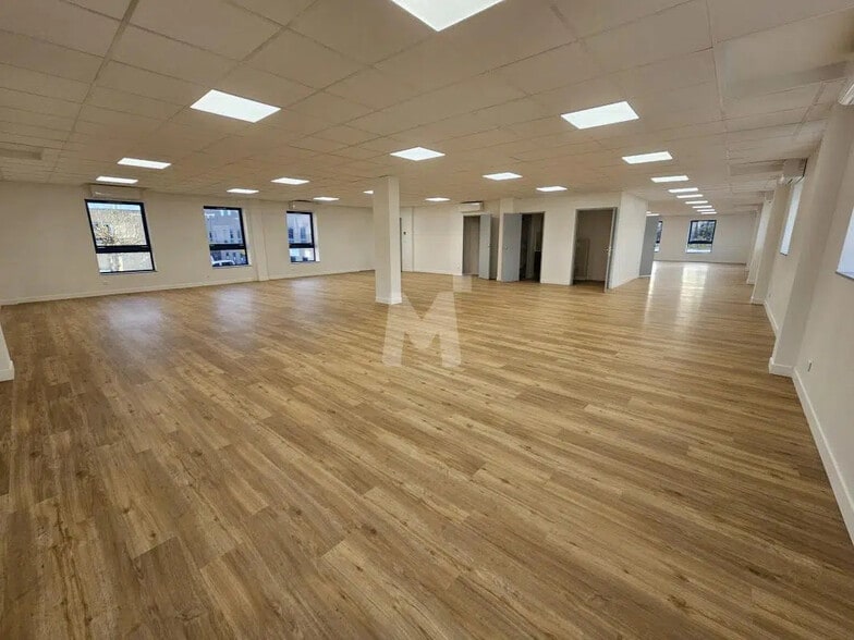 Flex in Ris-Orangis for lease - Interior Photo - Image 3 of 14