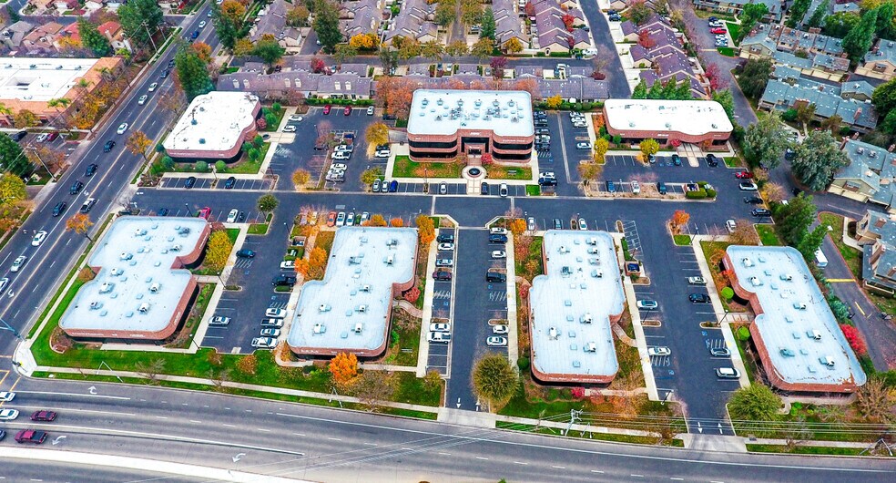 7461 N 1st St, Fresno, CA à louer - Photo du bâtiment - Image 1 de 2