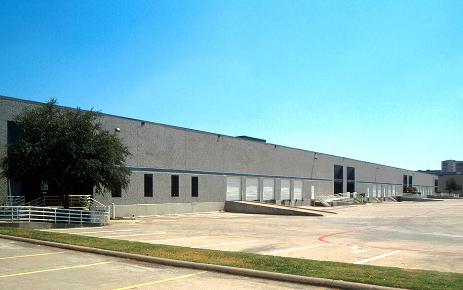 8724-8732 N Royal Ln, Irving, TX à louer - Photo du bâtiment - Image 2 de 11