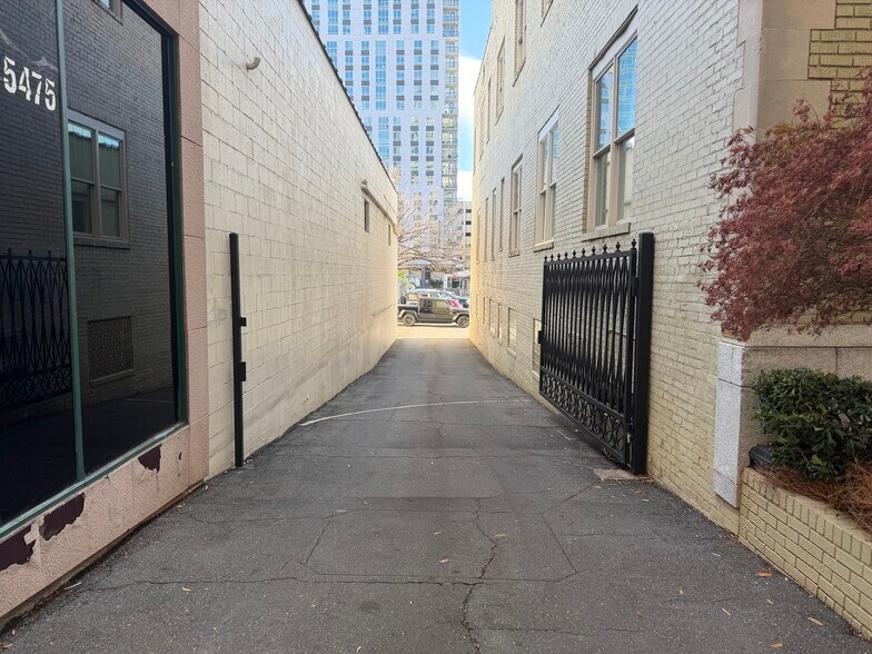 516 N Tryon St, Charlotte, NC à vendre - Photo du bâtiment - Image 2 de 10