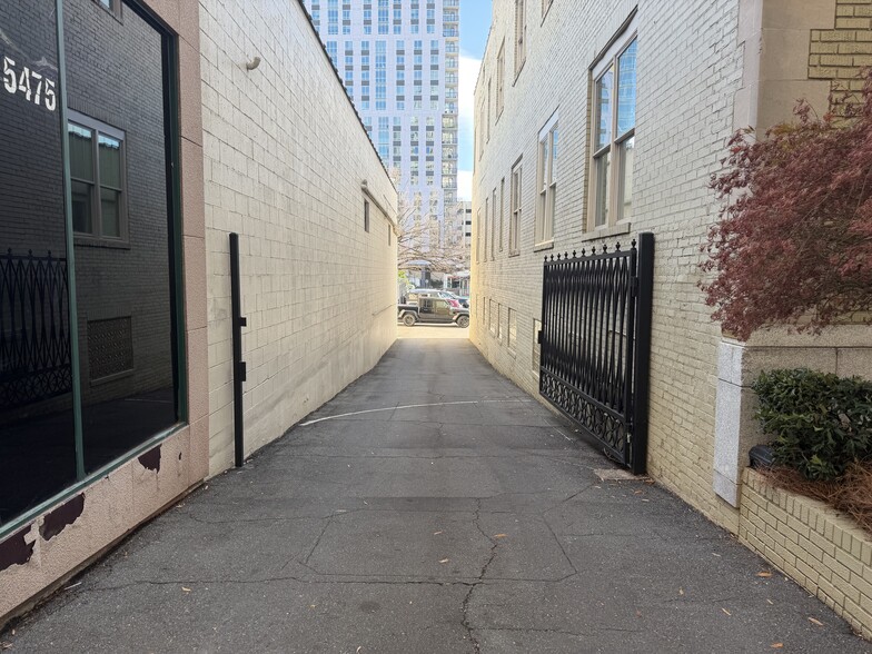 516 N Tryon St, Charlotte, NC à vendre - Photo du bâtiment - Image 2 de 10