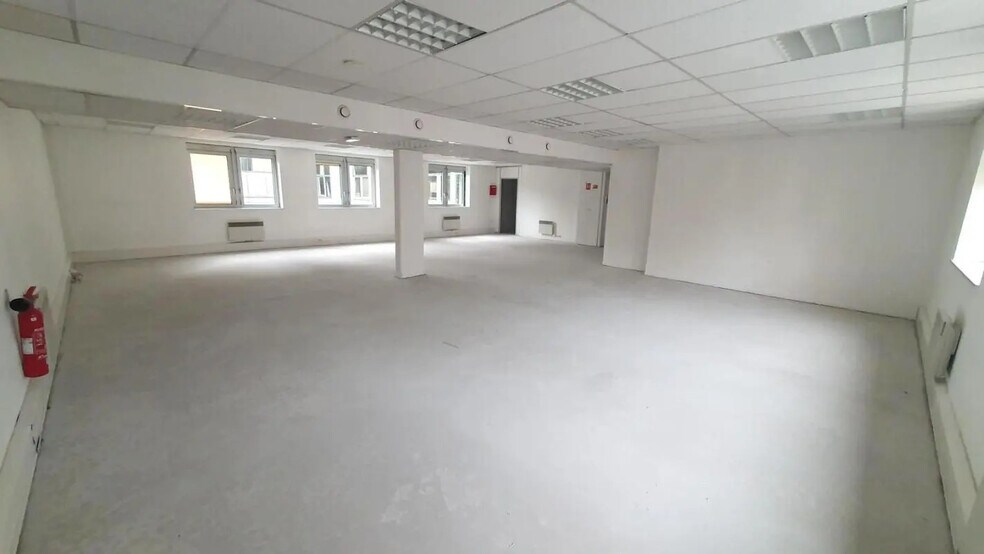 Office in Versailles for lease - Building Photo - Image 3 of 9