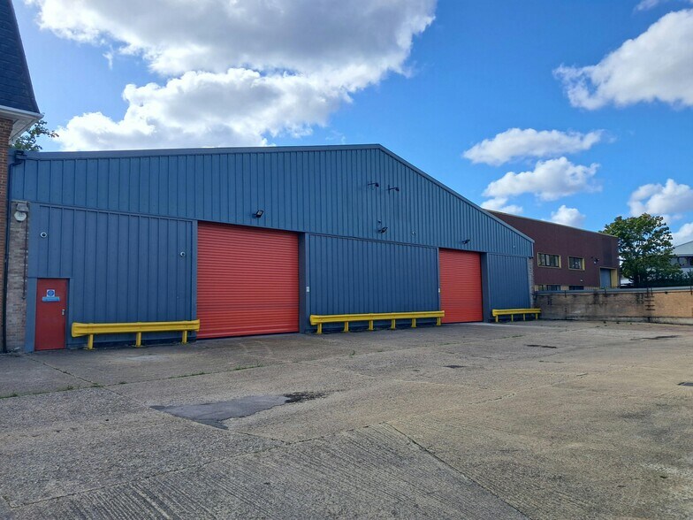 Eastheath Av, Wokingham à louer - Photo du bâtiment - Image 1 de 13