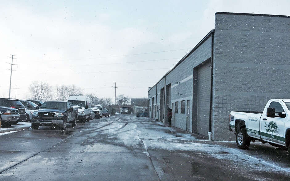 27222 Gloede Dr, Warren, MI for lease - Building Photo - Image 2 of 4