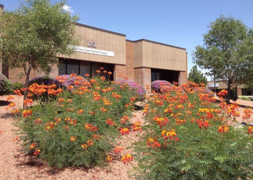 10737 W Gateway Blvd, El Paso, TX à louer - Photo du bâtiment - Image 2 de 8