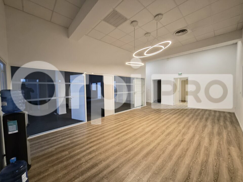 Office in Bétheny for lease Interior Photo- Image 1 of 11