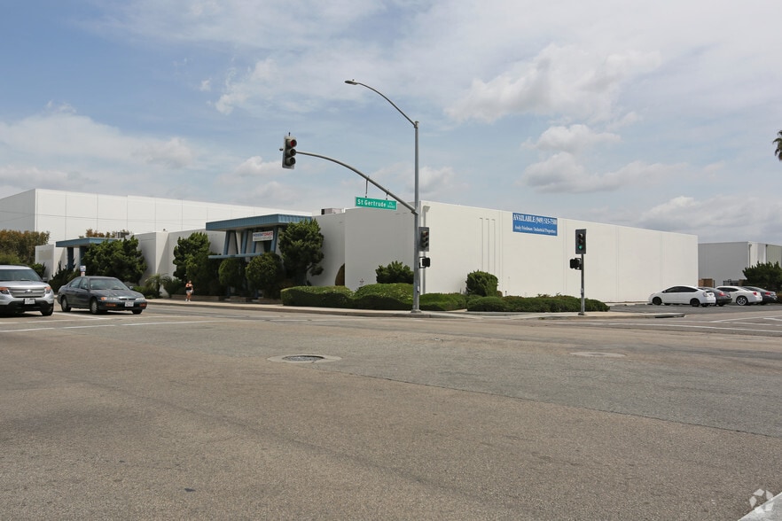 2001-2009 S Grand Ave, Santa Ana, CA à louer - Photo du bâtiment - Image 3 de 11
