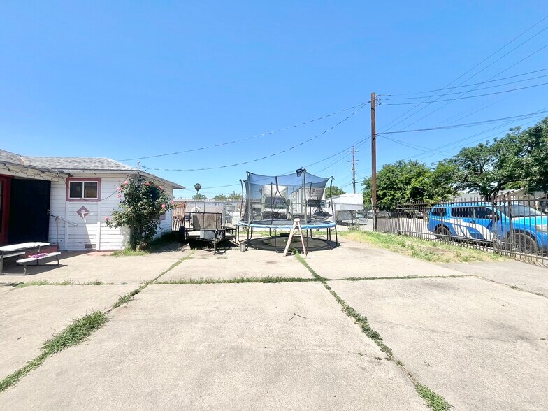 2513 Connie Dr, Sacramento, CA à vendre - Photo du bâtiment - Image 2 de 15