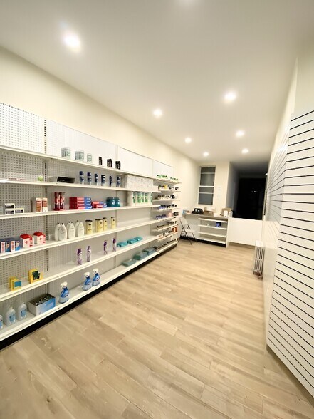 54-10 Flushing Ave, Flushing, NY à louer - Photo du bâtiment - Image 3 de 6