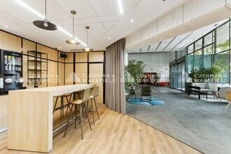 Office in Issy-les-Moulineaux for lease Lobby- Image 2 of 6