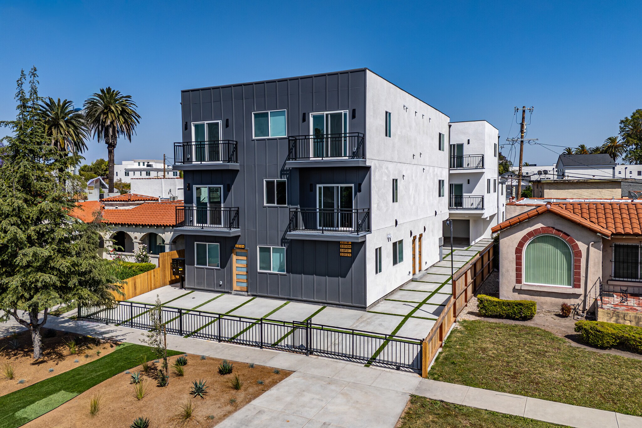 2010 S Dunsmuir Ave, Los Angeles, CA à vendre Photo du bâtiment- Image 1 de 54