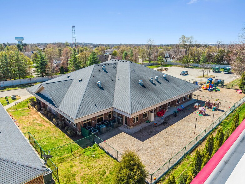 8106 Old Bardstown Rd, Louisville, KY à vendre - Photo du bâtiment - Image 2 de 3
