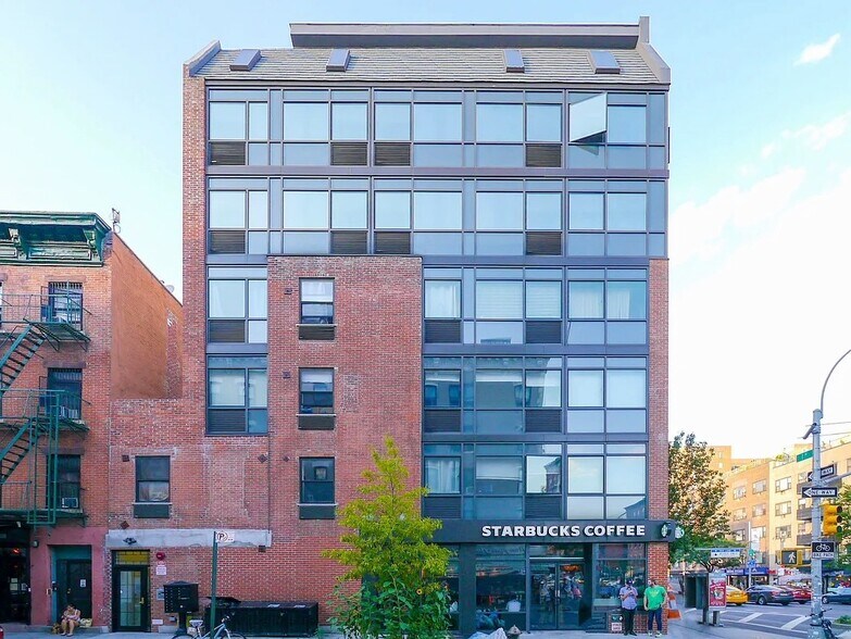 219 1st Ave, New York, NY à louer - Photo du bâtiment - Image 3 de 4