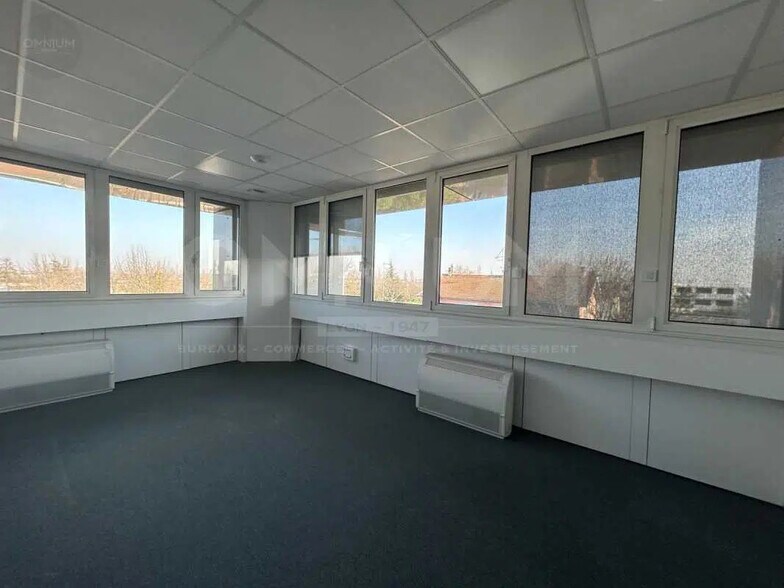 Flex in Bron for lease - Interior Photo - Image 2 of 7