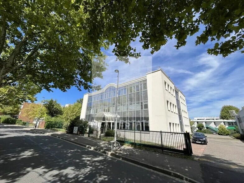 Bureau dans Bron à louer - Photo du bâtiment - Image 1 de 9