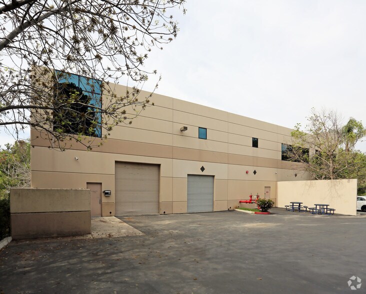 40 Empire, Lake Forest, CA à louer - Photo du bâtiment - Image 3 de 6