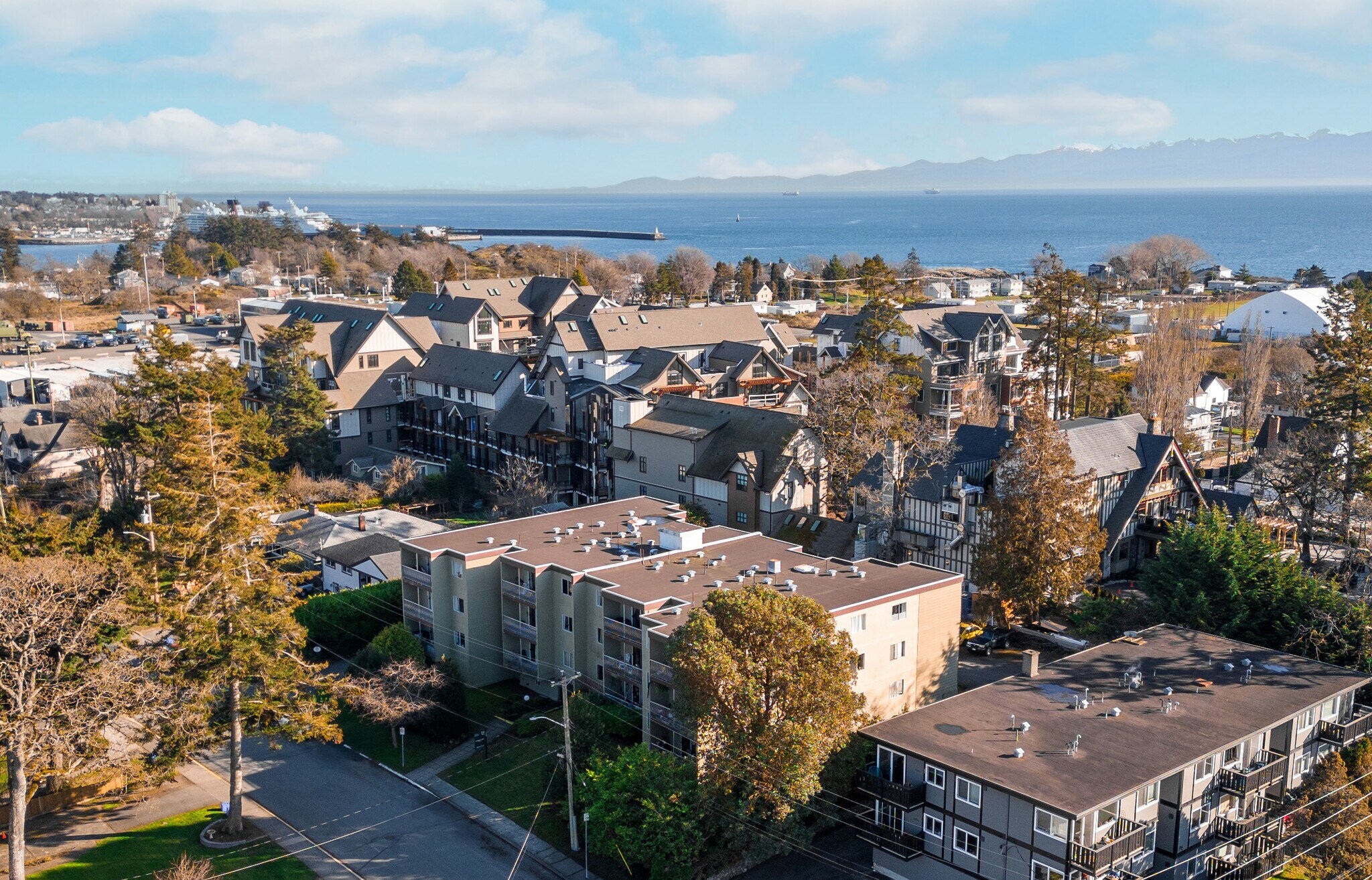 1037 Wychbury Av, Victoria, BC à vendre Photo du bâtiment- Image 1 de 1